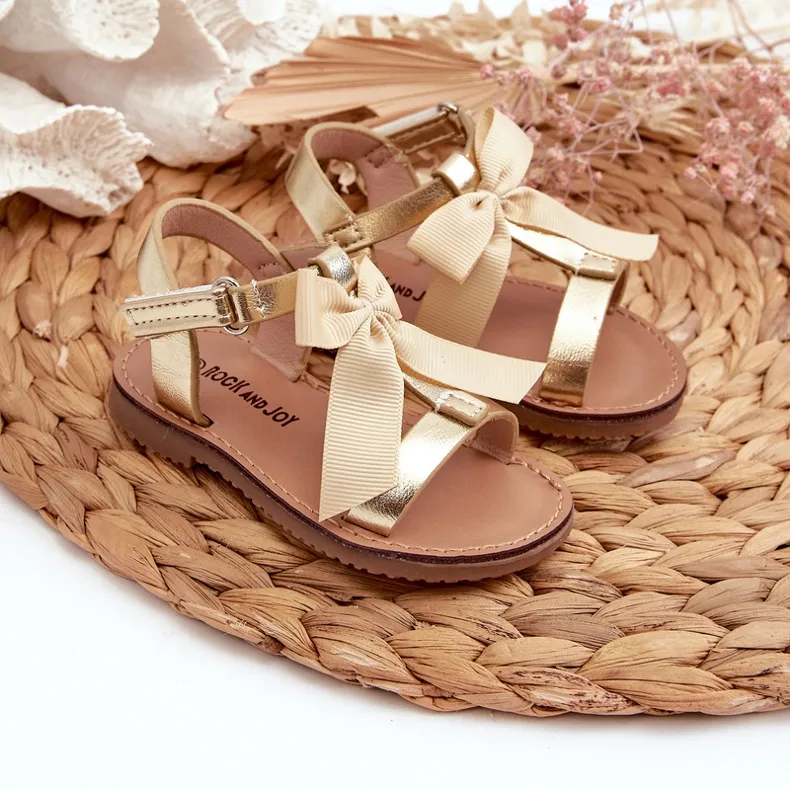 Children's sandals with a Velcro bow, gold Joratia golden