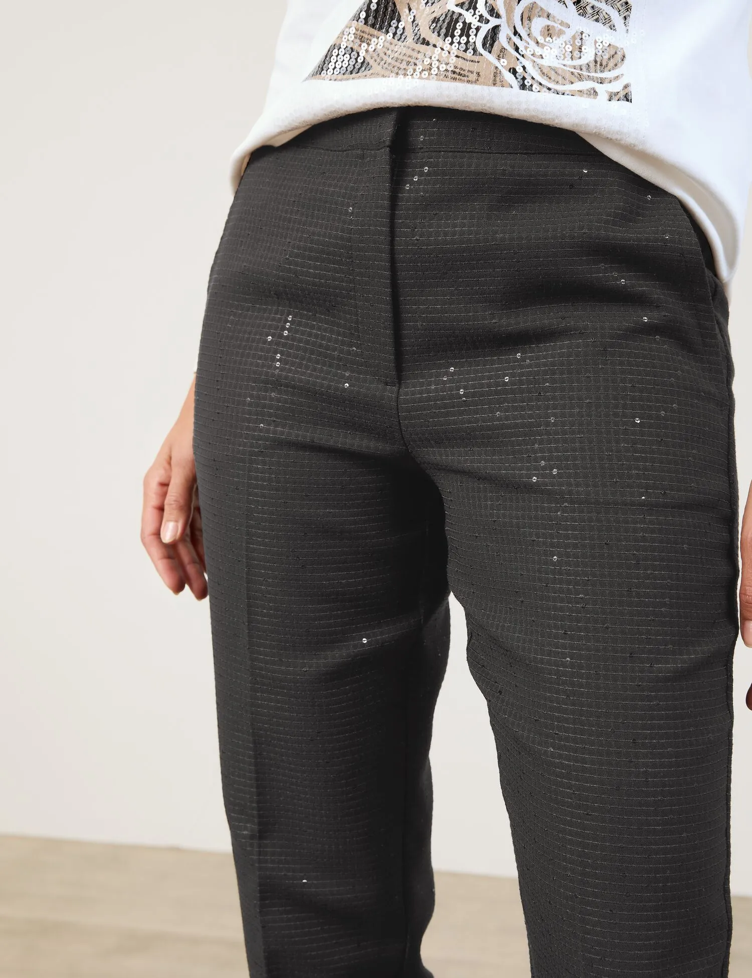 Elegant trousers with sequins