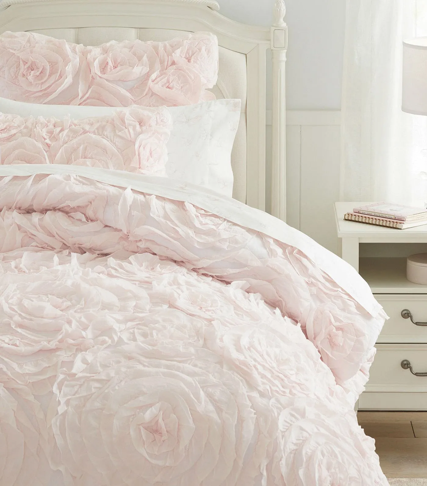 Monique Lhuillier Rosette Quilt - Twin